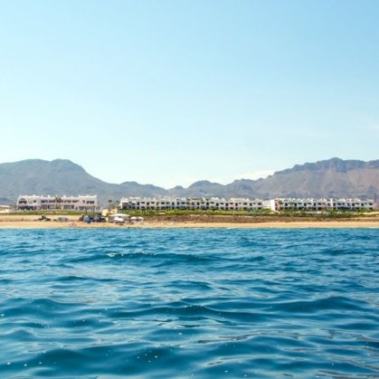 Een blik naar ons resort vanop de zee