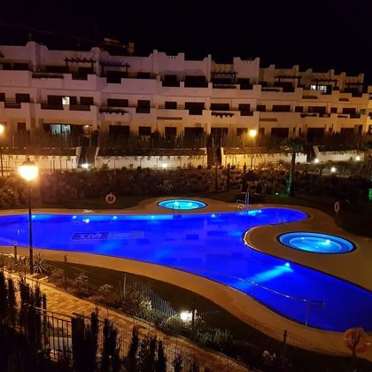 2 zwembaden in fase 4 met elk 2 jacuzzi's